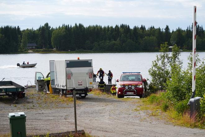 "Näimme, miten kone oli tullut alas vain 40–50 metrin päähän talosta. Putoamispaikalla on hyvin tiheää metsää, jossa on paljon puita", silminnäkijä sanoi Aftonbladetille. Kone tippui Storsandskärin saarelle Uumajanjoessa, joka on Pohjois-Ruotsin suuria jokia. KUVA: SAMUEL PETTERSSON/ EPA