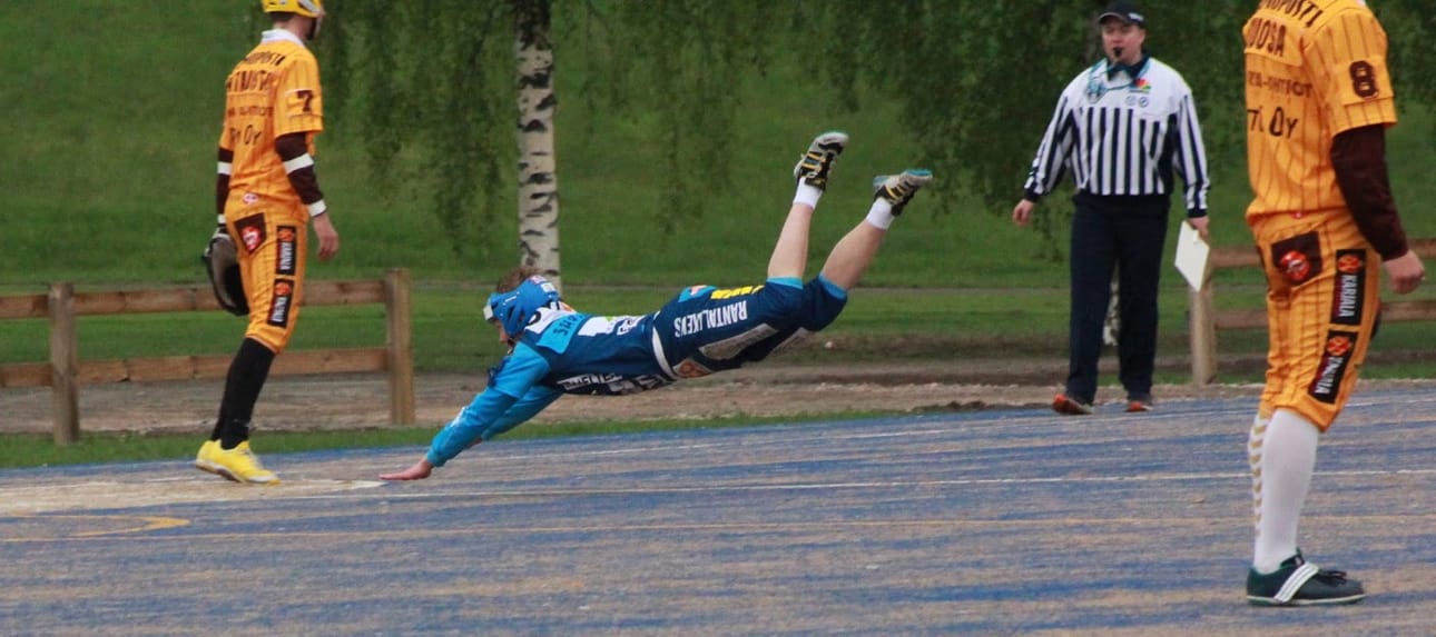 Heikki Savikoski syöksyy kunnarin. Kuva: Markku Kovalainen.