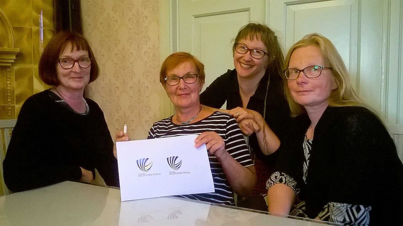 Ritva Turunen, Aila Kangas, Maija Mäkikangas ja Pirjo Humalainen ovat miettineet kulttuuriyhdistyksen visuaalista näkyvyyttä. Yhdessä hallituksen kanssa he valitsivat yhdistykselle logon saapuneista kilpailutöistä.