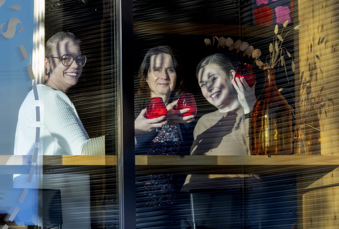 Limingan kunnan hankeasiantuntija Kaisa Salmu (vas), henkilöstö- ja hyvinvointipäällikkö Eliisa Tornberg ja kehityspäällikkö Laura Kelhä työskentelevät sen eteen, että naiset voivat puhua avoimesti oireistaan, jotka vaikuttavat heidän työkykyynsä.
