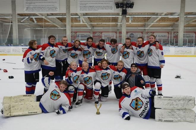 Viljami Kukkola (edessä vas.) Alvar Autio, Eero Koivumäki, Elmeri Haukkala, Elias Hovila, Joona Matikainen, Niilo Pennala, Severi Kilponen (takana vas.) Jere Koski, Samuli Sulkakoski, Lenni Harri, Eppe Seikkula, Eero Nevamäki, Sebastian Oksanen, Onni Salo, Joonas Luoma ja Niko Tuuri ottivat Vaasassa kaiken, mikä otettavissa oli. KUVA: JOHANNA RAJAMÄKI