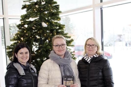 Kampanjan ideoija Maria Yli-Sikkilä, Katja Hirsimäki, Alajärven Yrittäjien puheenjohtaja Kirsi Kujala Paavolantorin kauppakeskuksessa.