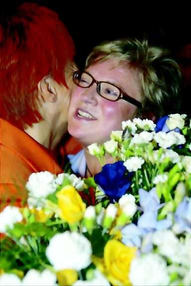 Helppo hymyillä. Jaana Laitinen-Pesola valittiin Kokoomuksen puoluevaltuuston puheenjohtajaksi sunnuntaina Turussa.