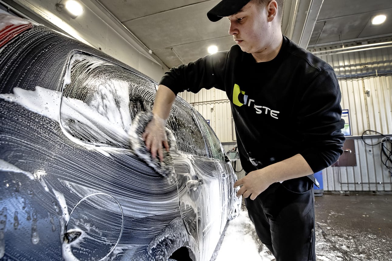 Eerik Välimaa on pessyt Uimahallintien Nesteellä autoja käsin 14-vuotiaasta lähtien.