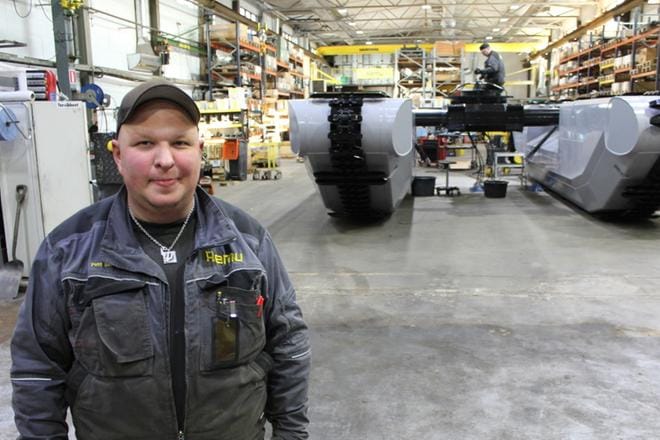 Valmistumassa on kelluvan kaivinkoneen alavaunu, ja valmis kaivinkone suuntaa Amerikan-markkinoille, kertoo työnjohtaja Petri Sikiö Remu Oy:ltä. KUVAT: REIJO HEIKKILÄ
