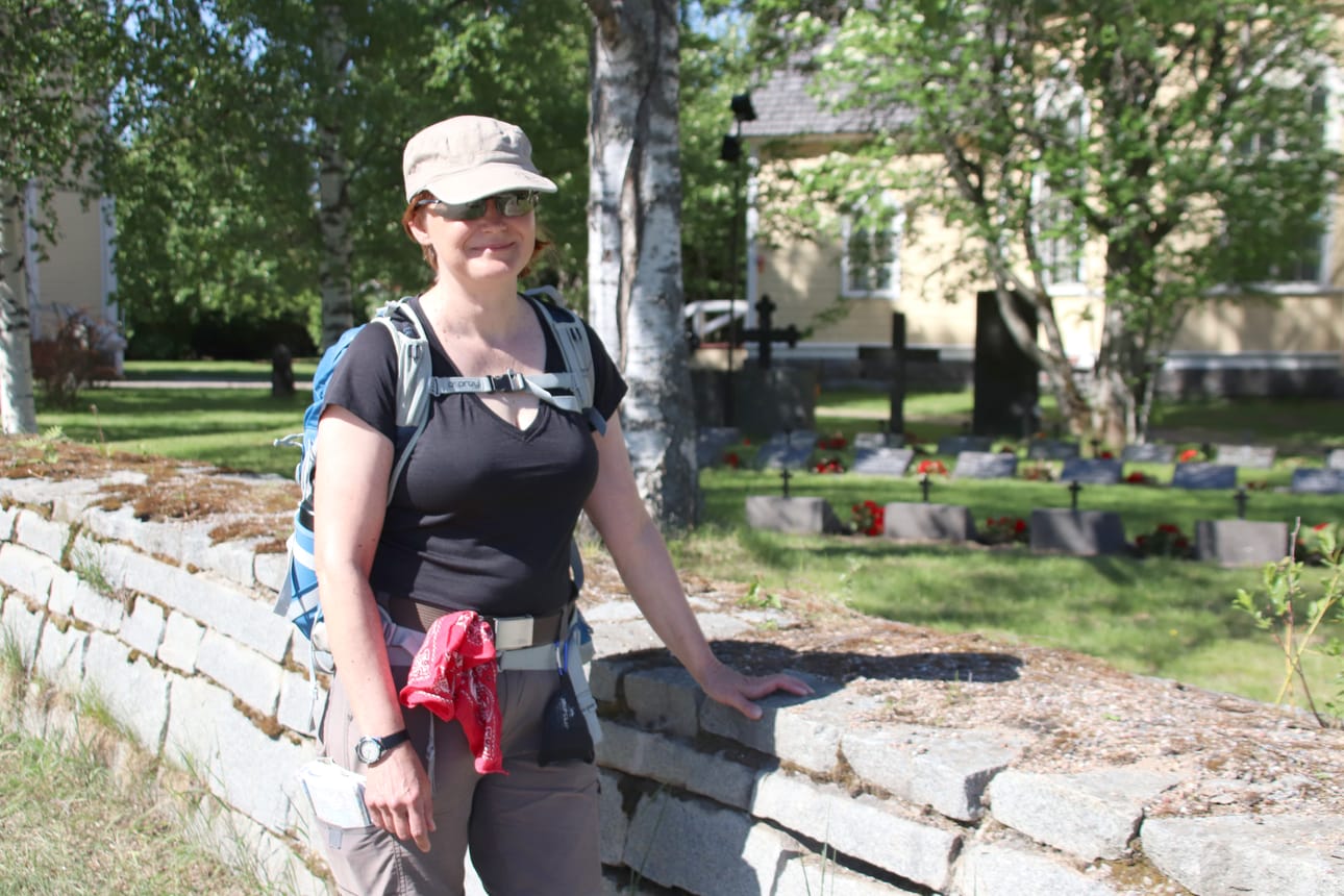 Upe Nykänen tutustuu kotimaahan kävellen. Kun matka taittuu jalkaisin, käy liikkeen pysäyttäminen nopeasti, jos reitillä tulee eteen jotain mielenkiintoista tai kuvattavaa. Ennen juhannusta hän piipahti Piippolassa.