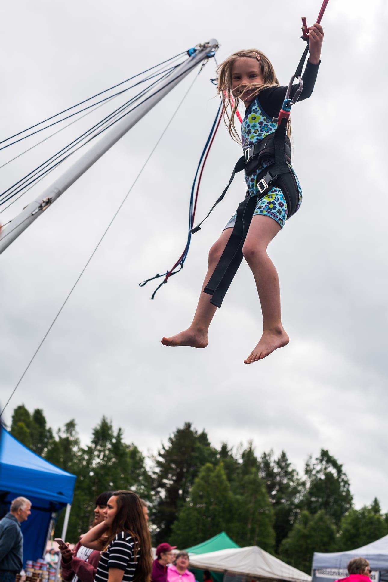 8-vuotias Lea Holma kokeili Bungee-trampoliinia.