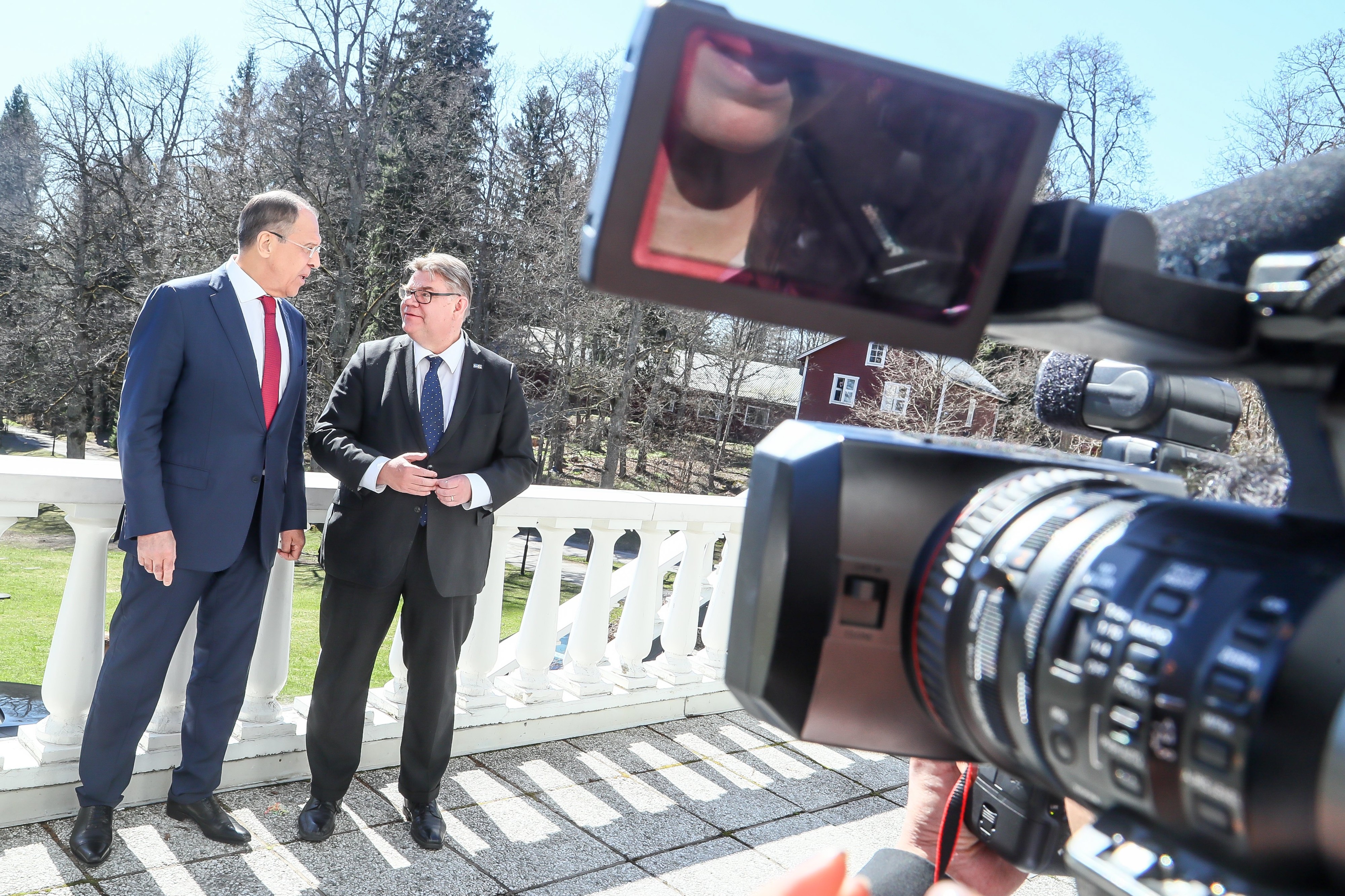 Venäjän ulkoministeri Sergei Lavrov (vas.) ja Suomen ulkoministeri Timo Soini asettuivat kuvattaviksi Haikon kartanon terassilla mediatilaisuuden jälkeen torstaina. Lavrov jatkoi tapaamaan presidentti Sauli Niinistöä Mäntyniemeen.