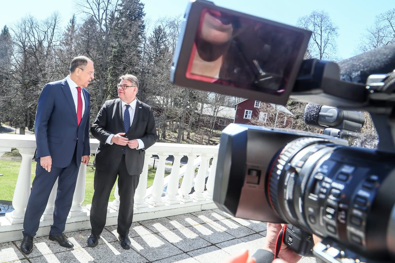 Venäjän ulkoministeri Sergei Lavrov (vas.) ja Suomen ulkoministeri Timo Soini asettuivat kuvattaviksi Haikon kartanon terassilla mediatilaisuuden jälkeen torstaina. Lavrov jatkoi tapaamaan presidentti Sauli Niinistöä Mäntyniemeen.