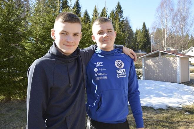 Paini vaatii harrastajiltaan notkeutta, voimaa, ketteryttä ja tekniikkaa. Lajin monipuolisuus on juuri se syy, miksi Topias ja Aleksi Närvä pitävät painista. Ilmajoen Kisailijoita edustavat veljekset toivovat, että lajin pariin tulisi muitakin jurvalaisia. KUVA: JAANA ALA-LAHTI