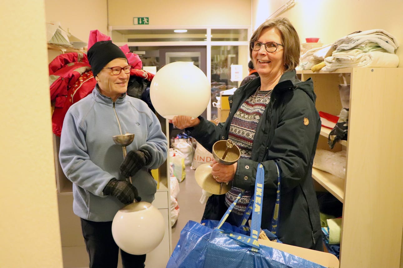 Sirkku Fali lahjoitti maahanmuuttajille valaisimia ja muuta kodin tavaraa. Lahjoituksia vastaanottamassa oli Raija Kälkäjä (vas.) Pudasjärven Maa- ja kotitalousnaisista. He auttavat myös asuntojen sisustamisessa.