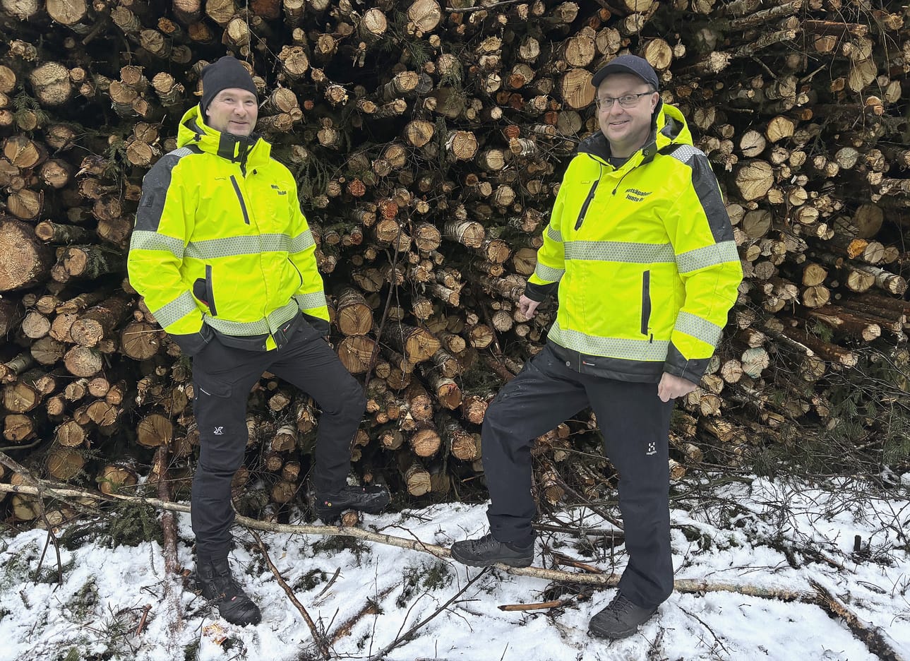 Juha Kalliokoski ja Timo Kangas jalkautuvat maastoon tuon tuosta. Heidän mukaansa satelliittikuvat ovat hyviä apuvälineitä, mutta niiden varaan ei voi jättäytyä.