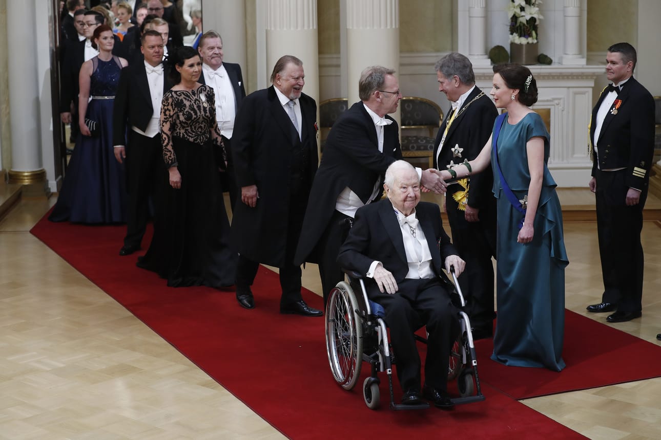 Kättelyä ei tänä vuonna nähdä, niin kuin esimerkiksi kuvassa vuodelta 2017. Näyttelijälegenda Lasse Pöysti ja poikansa Tom Pöysti ovat edessä, heidän kannoillaan näyttelijäpariskunta Esko Salminen ja Aino Seppo, Vesa-Matti Loiri joukon jatkona.