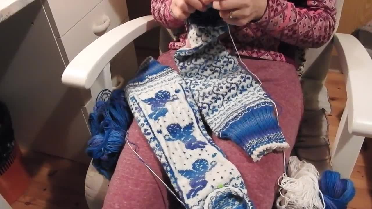 Kaksi sukkaa samanaikaisesti työn alla