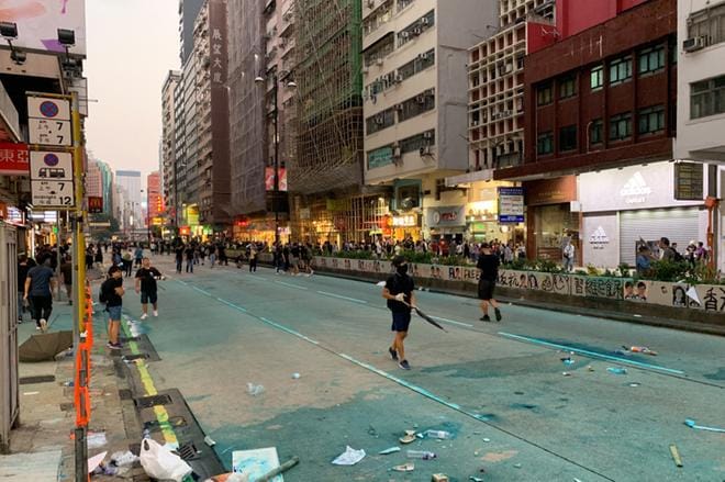 Hongkongissa huhtikuusta jatkuneet protestit ovat jättäneet jälkeensä tuhoa, joka usein korjataan nopeasti. Kuvat: Otto Lilja