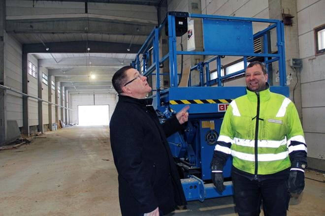 Toimitusjohtaja Jari Pajala ja hallituksen puheenjohtaja Marko Vainionpää olivat pitkässä vajaan 2 000 neliön hallissa. Saman verran on katostilaa. KUVA: TARJA RIIHIMÄKI