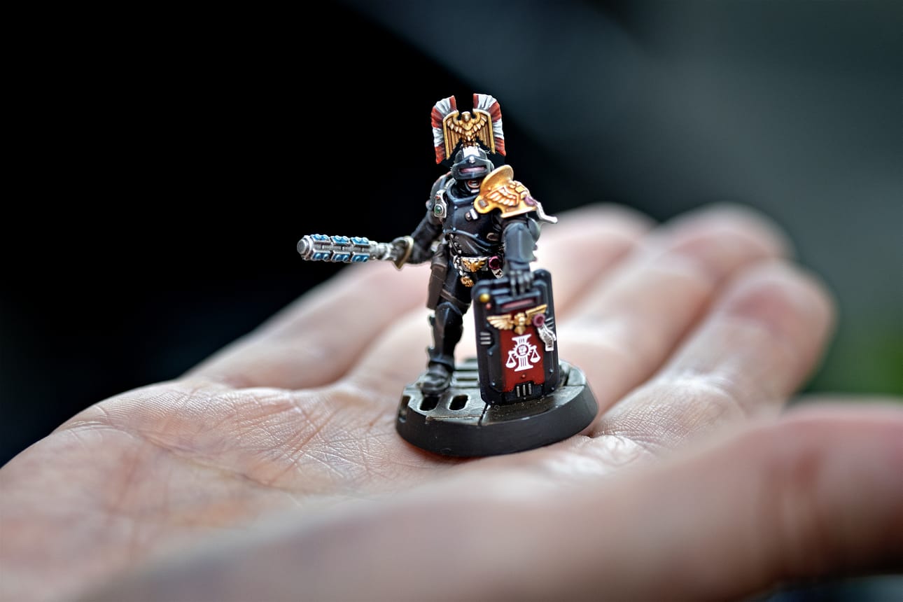 Kill Team -pelin Adeptus Arbites -poliisiryhmän päällikkö.