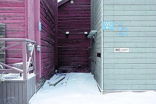Vain kesäkäytössä. Kauppatorin vierasvenesatamassaon kolikolla toimiva wc, jota muutkin kuin veneilijät ovat voineet käyttää kesäisin hyväkseen. Talvella sekin on suljettu.
