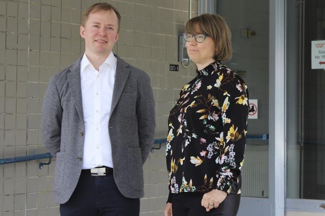 Jussi Björninen ja Outi Lehtokari kertoivat Kanta-palveluiden käyttöönotosta Vaasan lastensuojelussa. KUVA: JENNY MÄKINEN