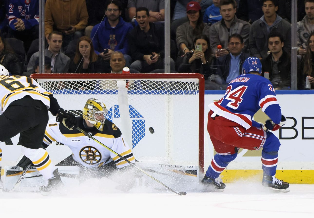 Kaapo Kakko (oik.) osui Boston Bruinsia vastaan kahdesti, mutta New York Rangers koki silti tappion. LEHTIKUVA/AFP