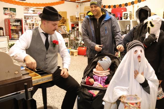 Viime vuonna, kun koronasta ei ollut vielä tietoakaan, Kristian Oljakka ja lapset Iiris, Taavi ja Iiro Oljakka asioivat Mika Ekolan kassalla kirpputori Aarrekammion hullunkurisessa karkkikaupassa. KUVA: ANU NAHKALA