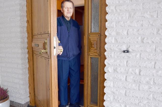 Erkki Vannesluoma asuu lähellä Töysän urheilukenttää Ponnejärven rannalla. Töysän Vedon pitkäaikainen aktiivi jättäytyi pois seuratehtävistä viime syksynä. KUVA: MIINA HAKALA