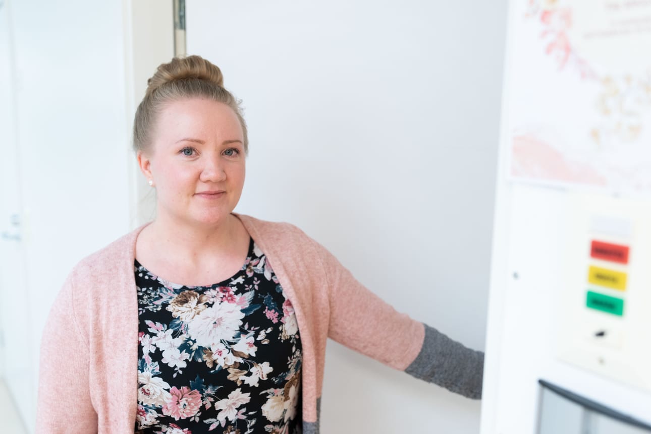 Seri-vastuuhoitaja Tiia Mikkonen kertoo, että hoitopolku avun saamiseen lähtee käyntiin välittömästi ensimmäisestä yhteydenotosta. Seri-tukipisteen palvelut ovat maksuttomia ja auki ympärivuorokautisesti.