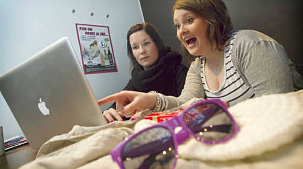 Jaana (vas.) ja Heidi Virtanen tilaavat netistä useimmiten vaatteita, kenkiä, laukkuja ja dvd-levyjä. Jaana tilasi vastikään netistä joulukortteja, joihin valitsi koiransa kuvan.