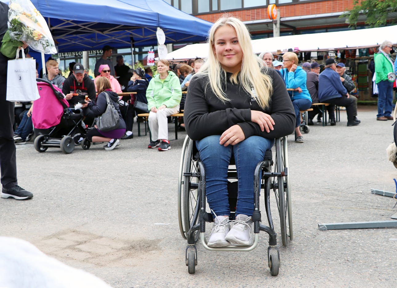 Nuori urheilija Sini Paukkeri viettää kesäänsä myös Pudasjärvellä isänsä luona. Markkinoilla hän vastaanotti Pudasjärven vuoden merkkihenkilön tunnustuksen.