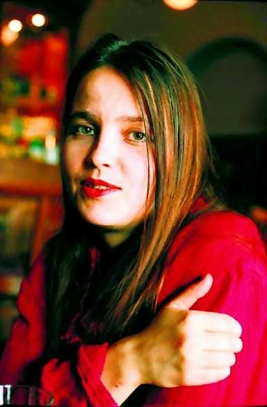Voimaa ja vimmaa. Maria Peuran episodimaisessa romaanissa lennetään arjen tuolle puolen.