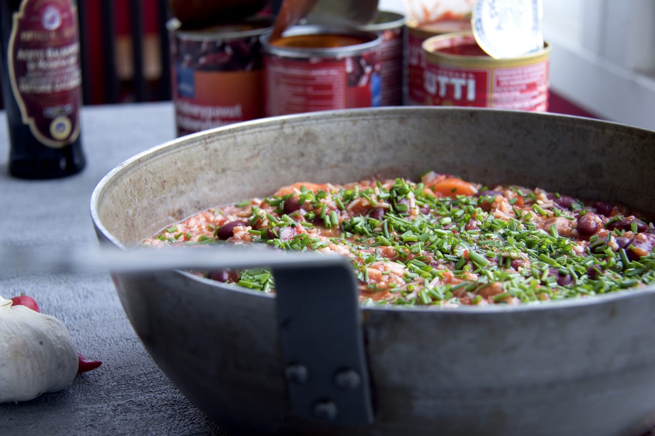 Säilykepavuissa on proteiinia ja porkkana tuo lisää purutuntumaa chili sin carneen eli klassikkoruoan kasvisvaihtoehtoon. Kuva: Harri Kuittinen