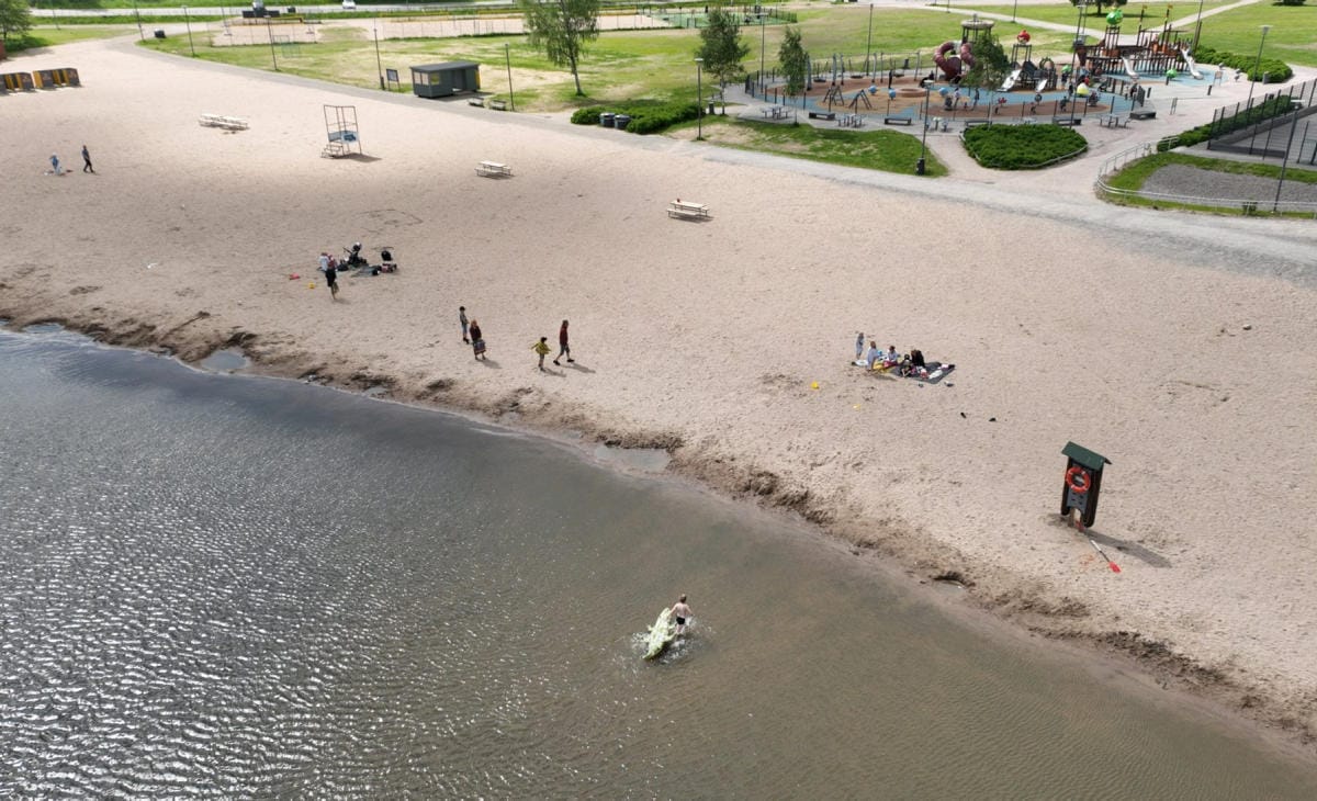 Ilmastonmuutos lisää veden kautta välittyvien infektioiden riskiä. Epäpuhtauksia voi ajautua vesistöihin aiempaa enemmän tulvien ja rankkasateiden myötä. Kuva Espoon Oittaan uimarannalta. LEHTIKUVA / Heikki Saukkomaa