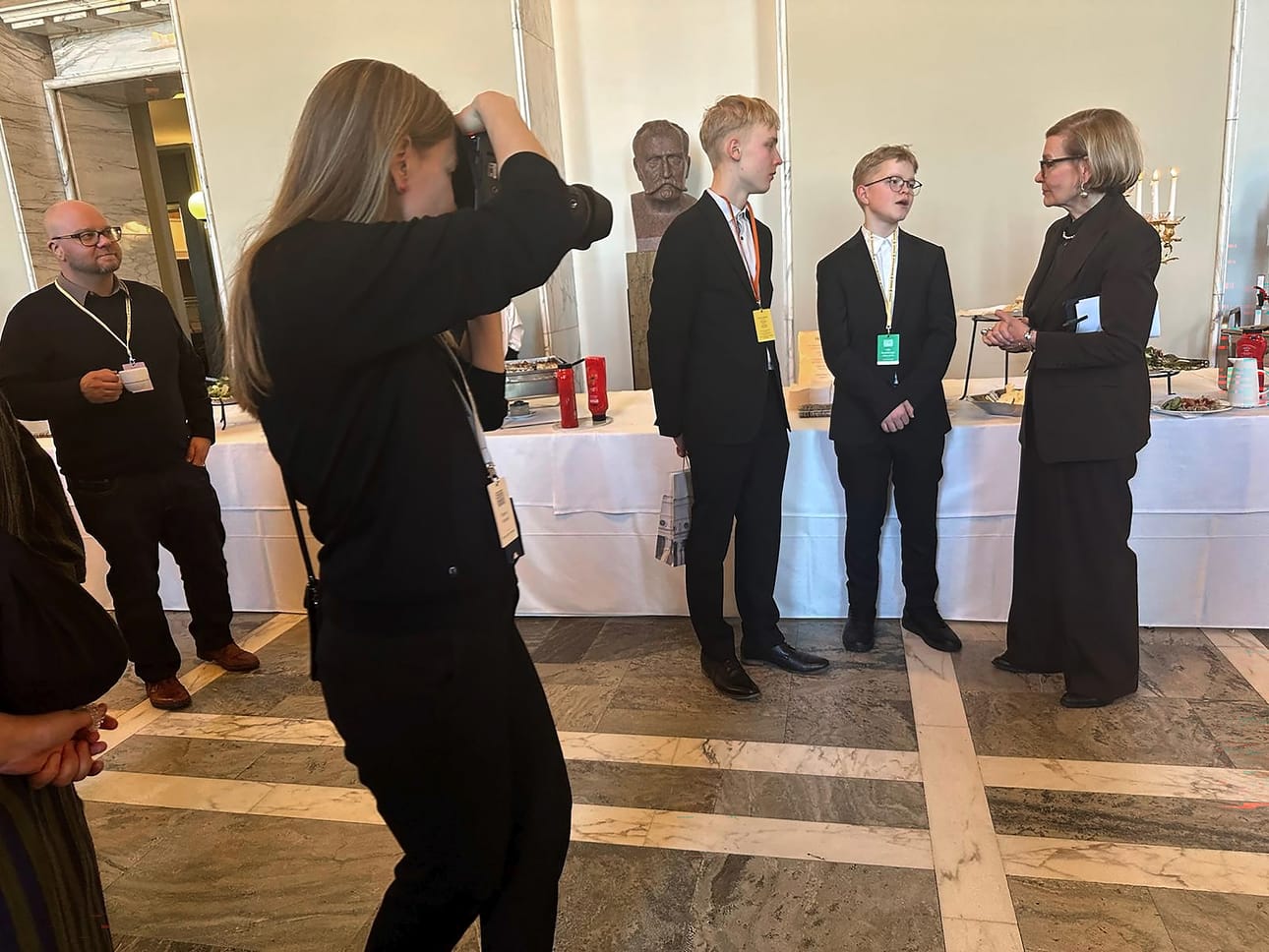 Alajärven oppilasedustajat Onni Peltola ja Niilo Penninkangas tapasivat eduskunnassa muun muassa kansanedustaja Paula Risikon (kok.).