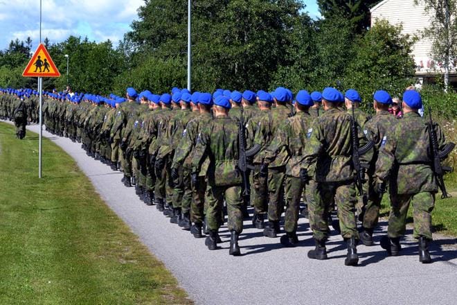 Asevelvollisuuden kesto ja velvoittavuus nousi keskusteluun, kun varusmiesten yhdistys ehdotti miehille ja naisille pakollisia kutsuntoja. ARKISTOKUVA: JOUKO HÄNNINEN