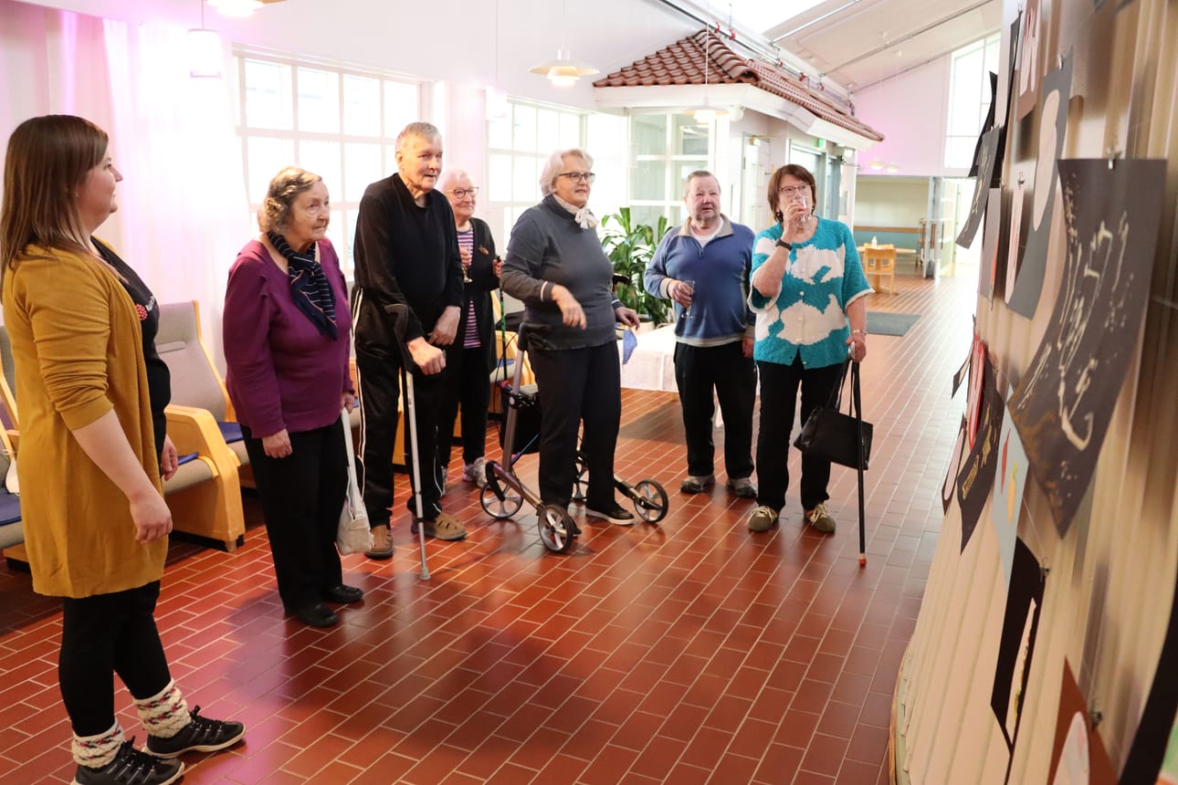 Lukkarinhovin aulassa on näyttely kohtaamistaiteen ryhmän töistä. Tekijät tutustuivat siihen ryhmän viimeisellä kokoontumiskerralla tällä viikolla.