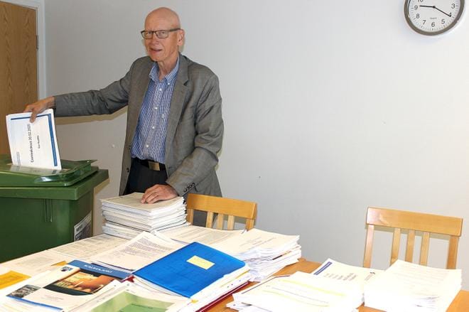 – Paperittomana aikana hävitän kaapeista ja pöydältä aineistoa ennen eläköitymistä, toteaa Suupohjan peruspalvelujen liikelaitoksen johtaja Kari Nuuttila. KUVA: TAUNO RIIHILUOMA