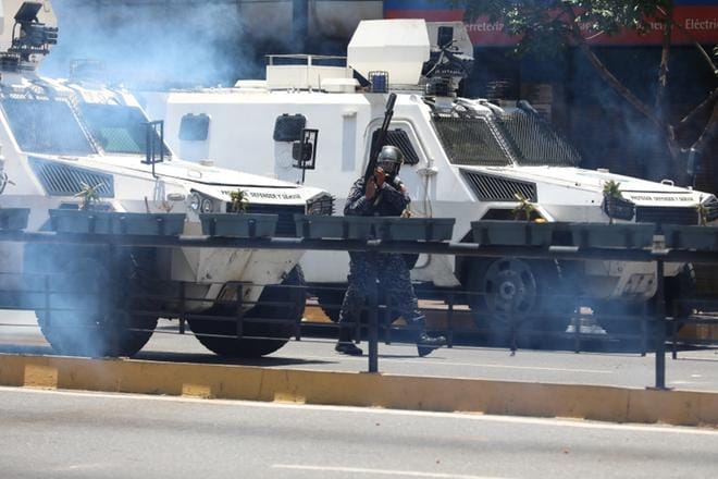 Armeijan joukot tukahduttavat mielenosoituksia Venezuelan pääkaupungissa Caracasissa.