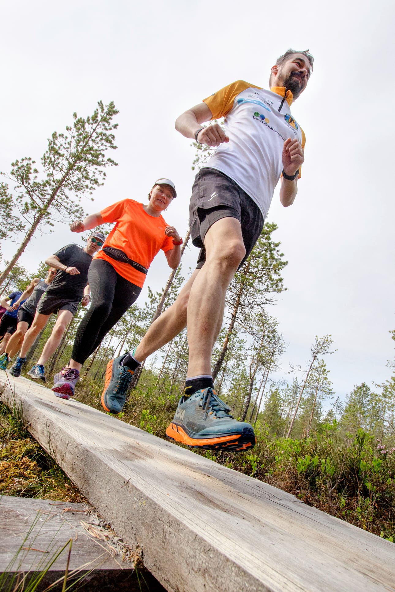 Polkujuoksussa yhdistyvät luonto ja liikunta. Jonoa johdattaa Hannu Kanniainen.