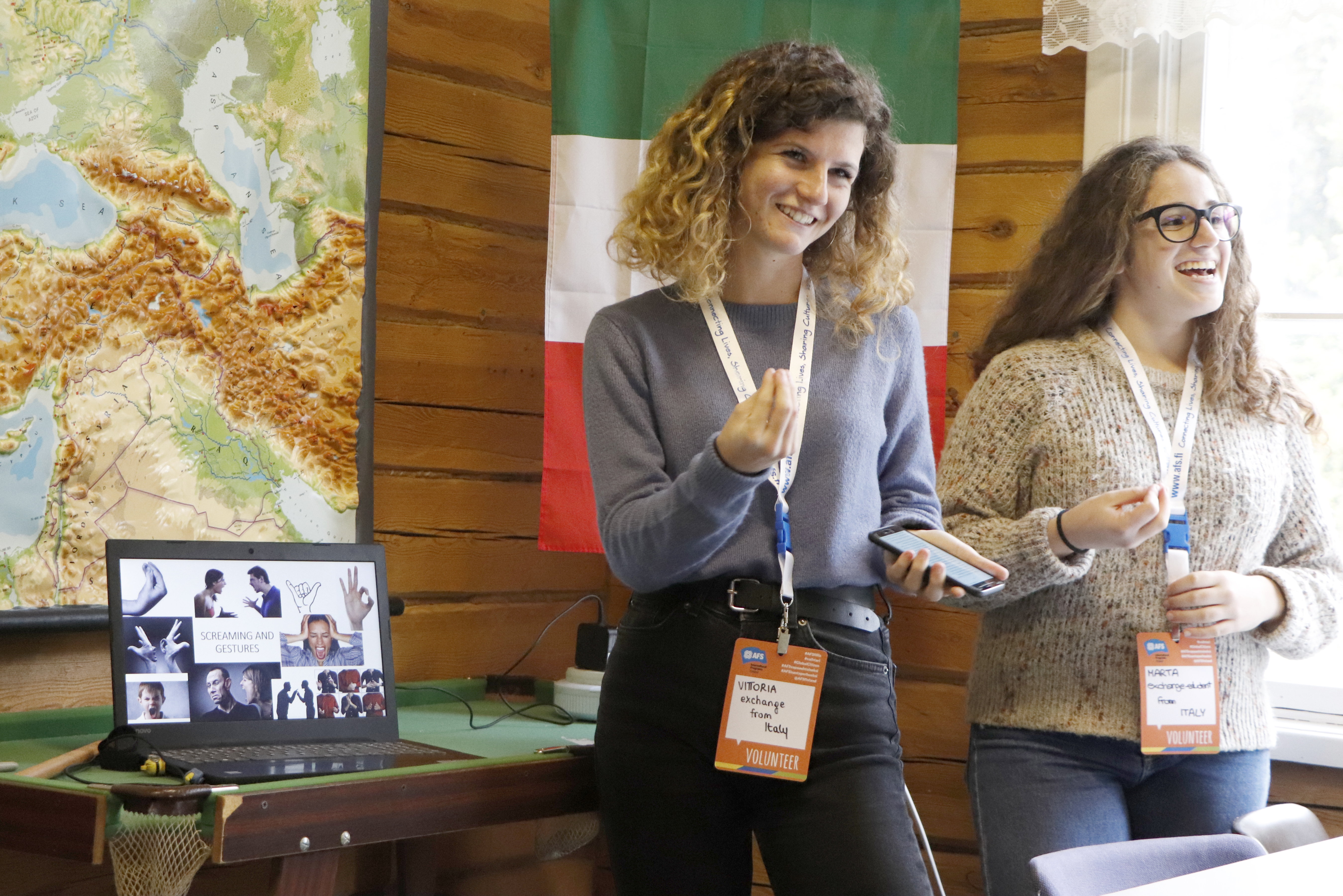 Vittoria Mezzalira  ja Marta Frigerio kertoivat kotimaastaan Italiasta ja kuvailivat, kuinka kotona jutustelussa myös kädet ovat tärkeässä osassa.