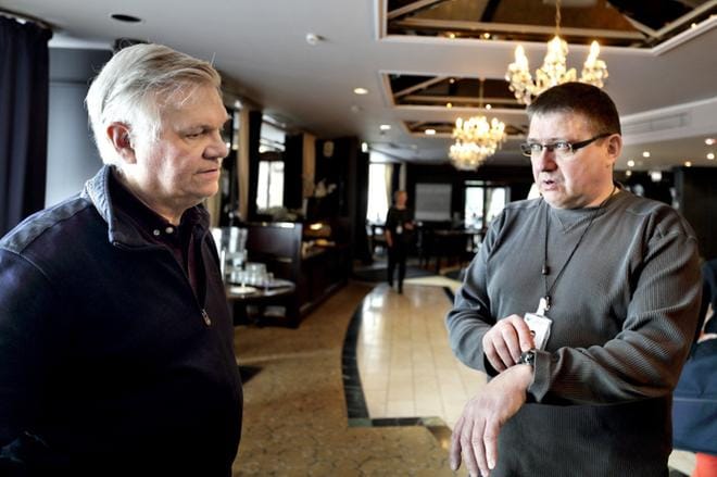 Pekka Hohenthal (oikealla) tietää, mitä pitkäkestoinen unettomuus on. Professori Markku Partinen on tyytyväinen, että yhteiskunta on heräämässä unettomuuden ongelmiin. KUVA: HEIKKI HAKANEN