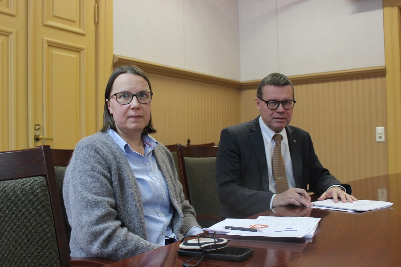 Kaskisten talousjohtaja Marja Rohula sanoo ensi vuoden investointien olevan melko maltillisia tarpeisiin nähden. Rohulan vieressä kaupunginjohtaja Markku Lumio.