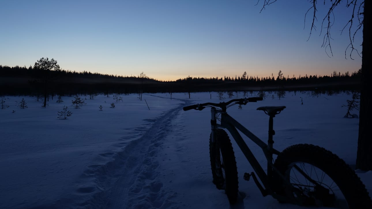 Hiihtoloma-ajelulla Juumasta Taivalkönkäälle ja takaisin. Pimeä meinasi yllättää paluumatkalla, mutta onneksi kuutamo pelasti kulkijan.