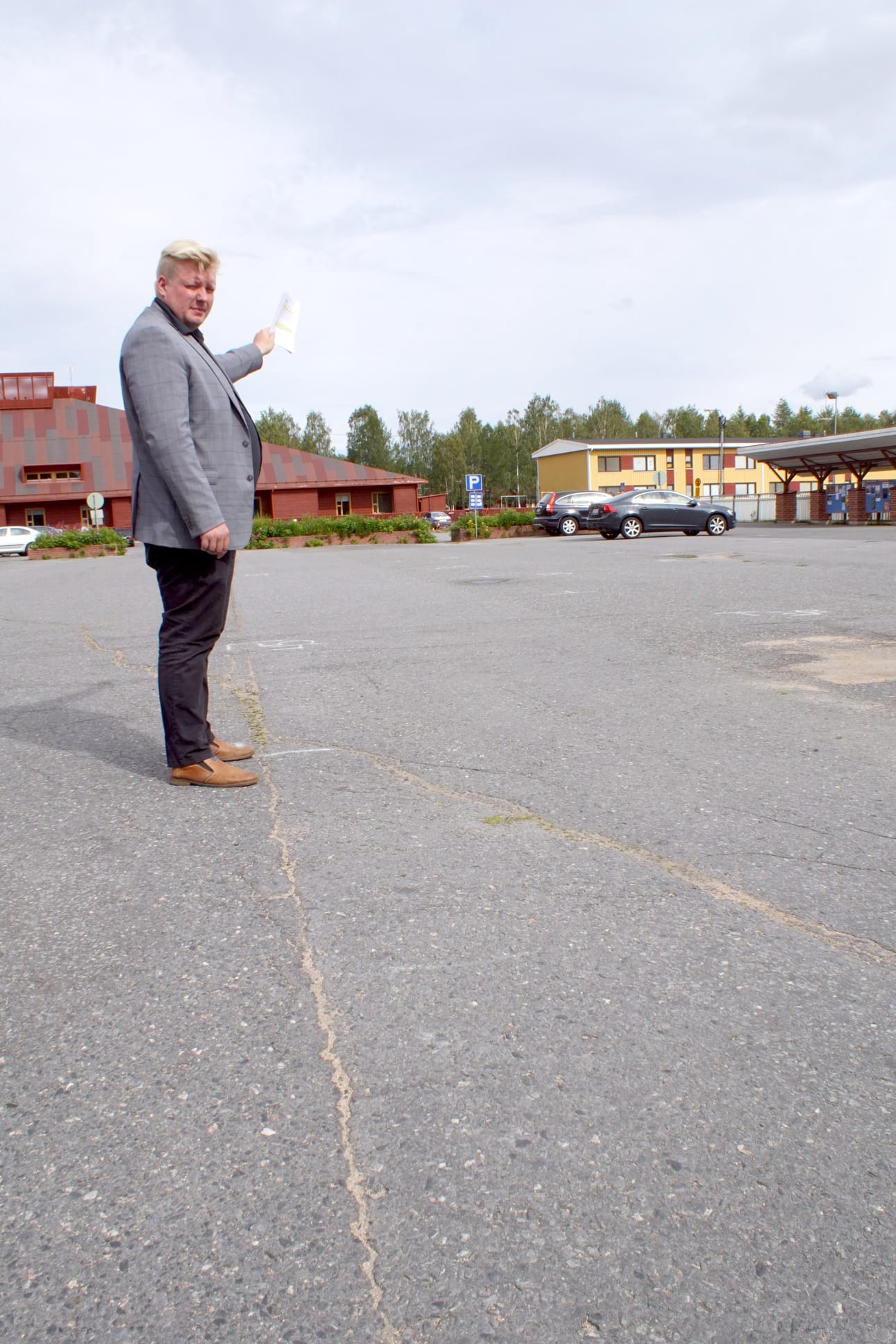 Tuntuva osa torin reunan pysäköintialueesta jää tulevan palvelutalon tontille, näyttää Jouko Väänänen tonttien rajalla.