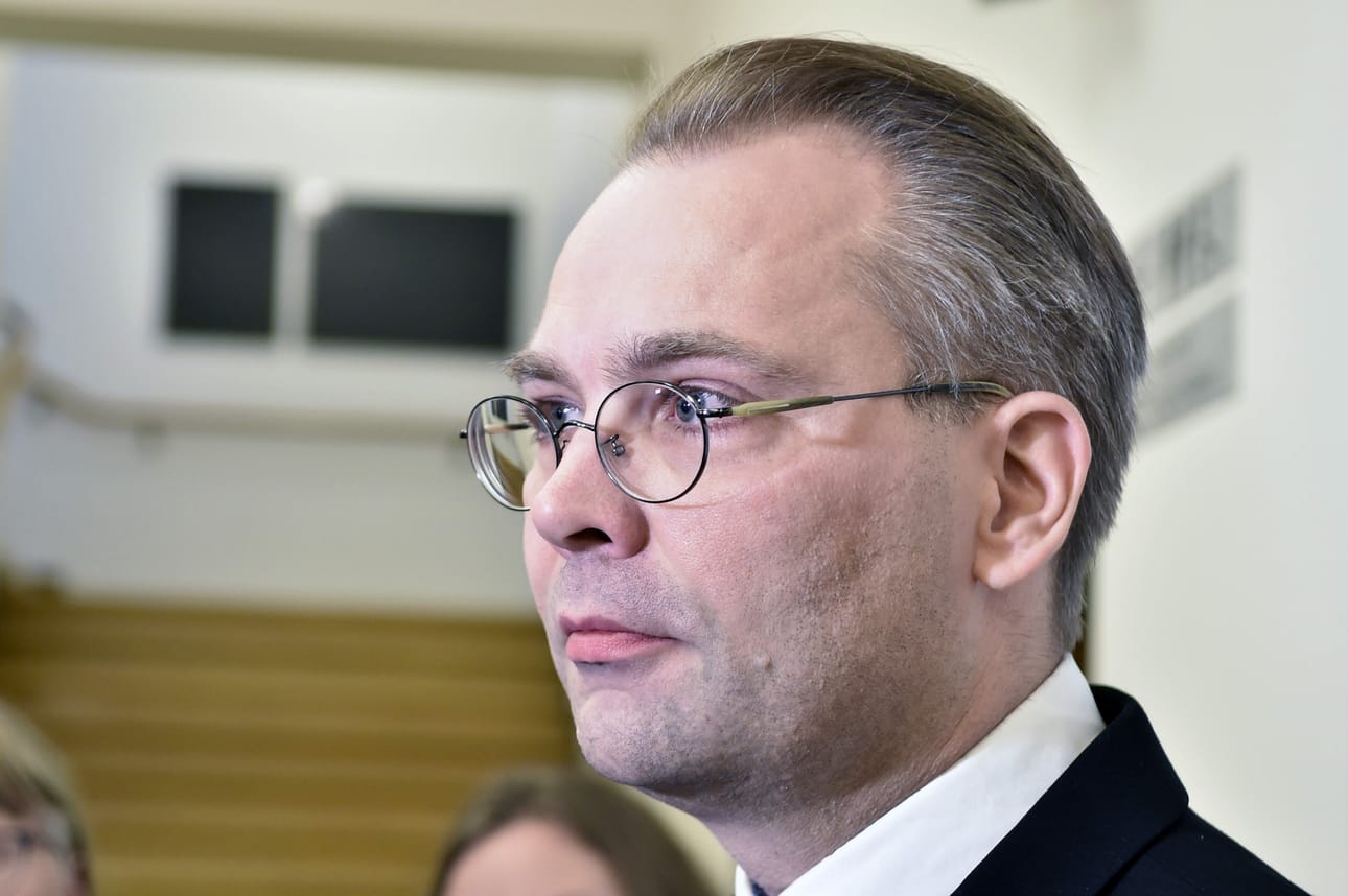 Puolustusministeri Jussi Niinistö (sin.) ei vaikuta olevan kasvisruokamiehiä.