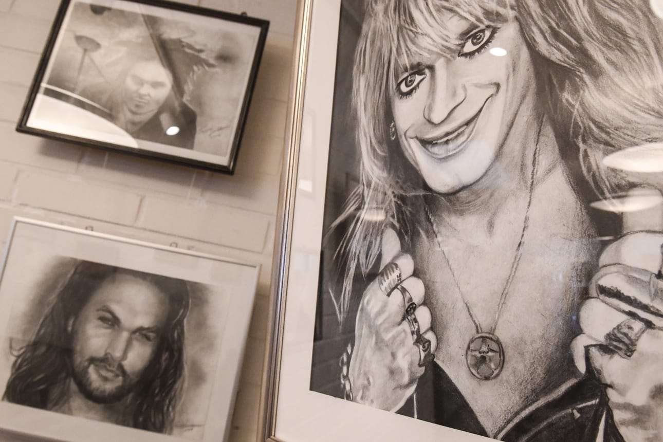 Lauri Ylönen, Jason Momoa ja Michael Monroe Luukkosen lyijykynällä maalatuissa tauluissa.