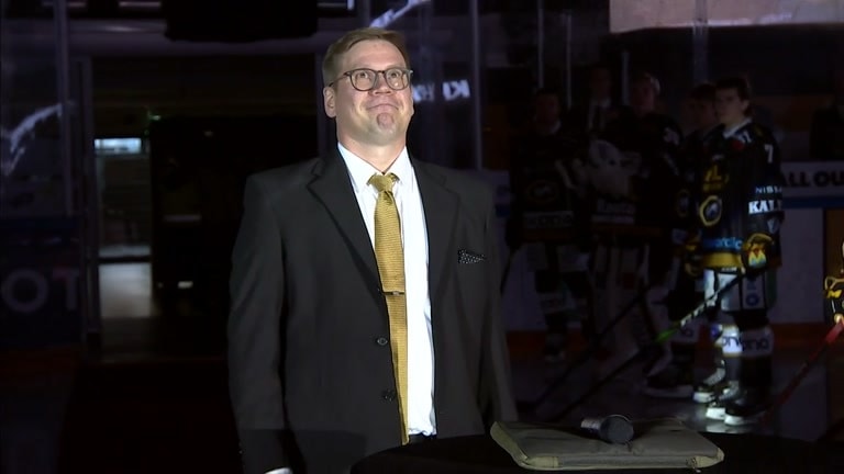 Ilkka Mikkola herkistyi, kun hänen paitansa nousi Raksilan kattoon