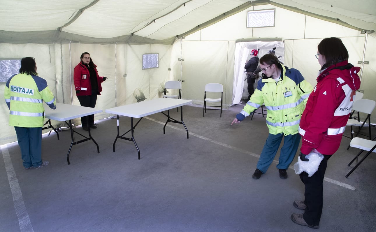 Hyvinkään sairaalaan pihaan rakennettiin näytteenottopaikkaa koronatesteille maaliskuun lopussa. Koronaviruksen testaamista varten on pystytetty Suomessa kevään aikana kymmeniä erillisiä tiloja