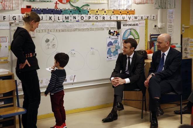 Ranskan presidentti Emmanuel Macron (toinen oik.) ja opetusministeri Jean-Michel Blanquer tutustuivat opettaja Caroline Loretin opastuksella Emelien esikouluun Pariisissa tiistaina KUVA: CHRISTOPHE ENA / EPA