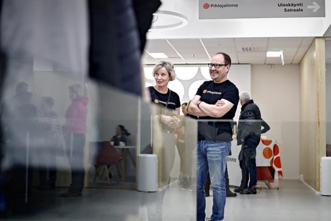 Jaana Perälä-Haapa-aho ja Tero Järvinen seurustelivat asiakkaiden kanssa Pihlajalinnan lääkärikeskuksen avajaisissa Seinäjoella. Katutasoon valmistuu vielä toukokuussa sairaalaosasto leikkaussaleineen. KUVA: TOMI KOSONEN