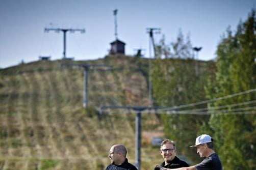 Jukka Ojaniemi (keskellä) luovuttaa rinteet laskettelutaitureiden käsiin. Toni Viimavirta ja Jari Särkipaju ovat innoissaan uudesta. KUVAT: TOMI KOSONEN